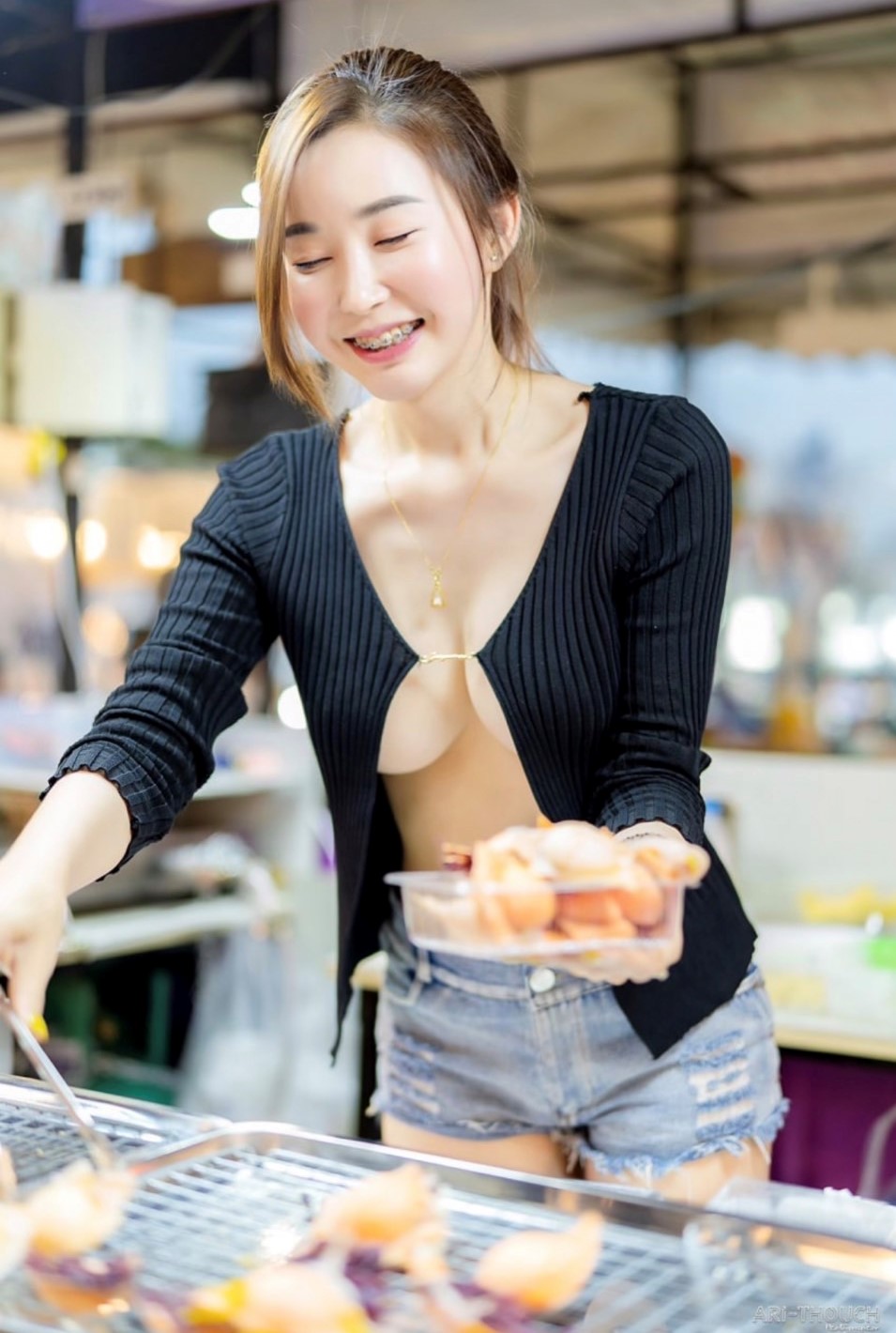 รูปโป๊หลุด น้องคะแนนแม่ค้าขายขนมครกใส่เสื้อโนบราจนหัวนมโผล่ กนกญา ...